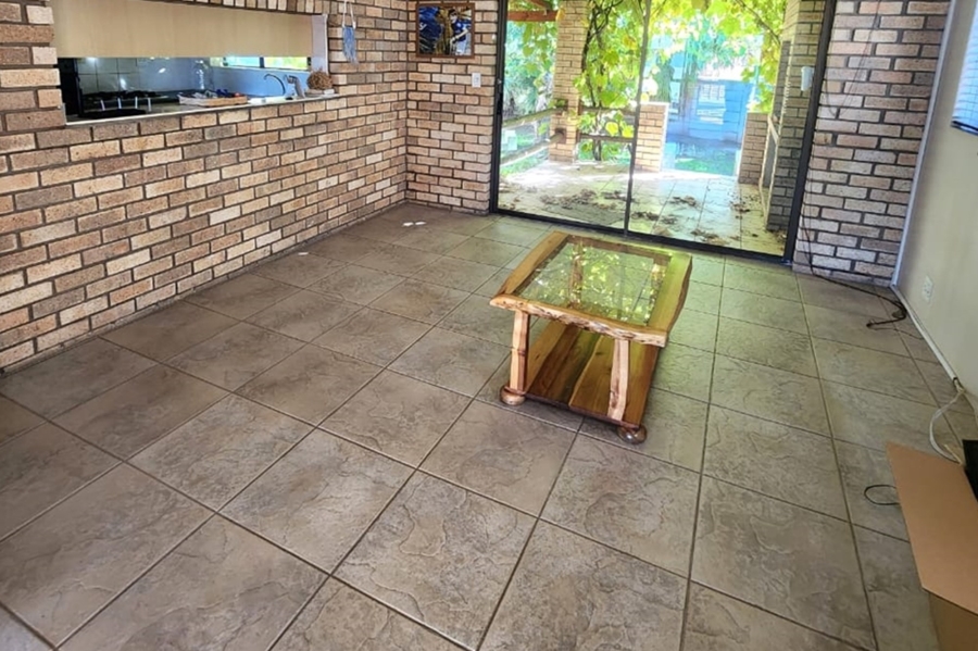 6 Bedroom Property for Sale in Wavecrest Eastern Cape